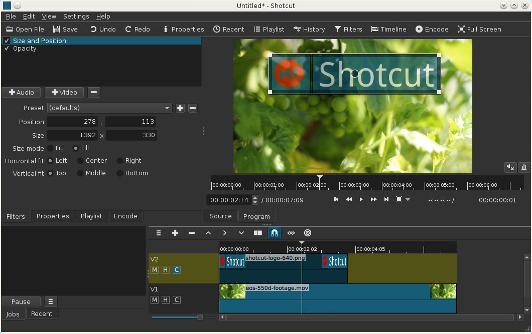 上层轨叠加 Shotcut 标志、下层轨为实拍素材的多轨工程